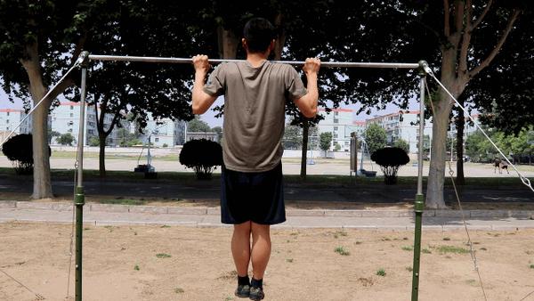 单杠拉不上兵哥哥教你4招让你早日实现杠上飞