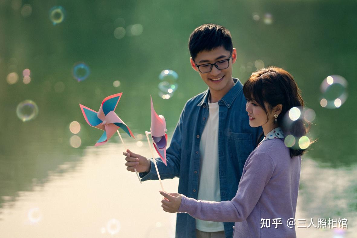 为tim和小鱼创作的一副插画我们相对而立     此刻的无言是最美的情话