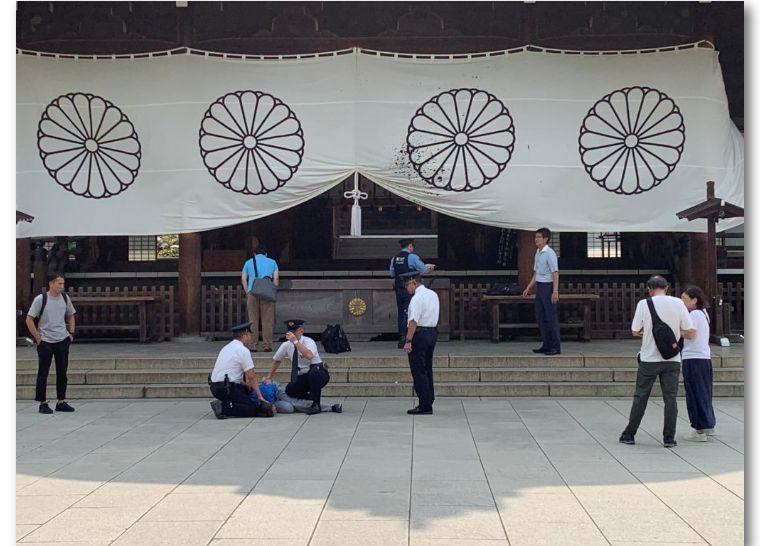 靖国神社被泼墨日本警方逮捕了一名中国男子