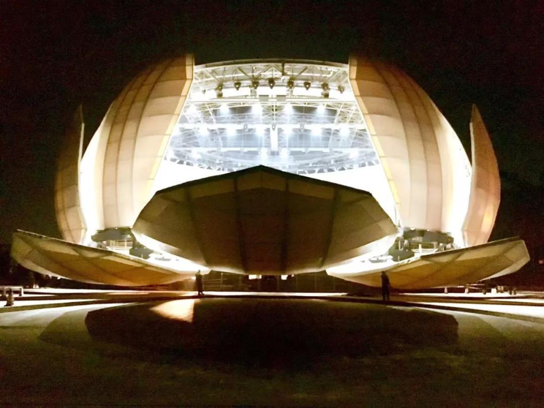 在广州法性寺的菩提树下,惠能剃度受戒成为禅宗六祖,登座讲法.