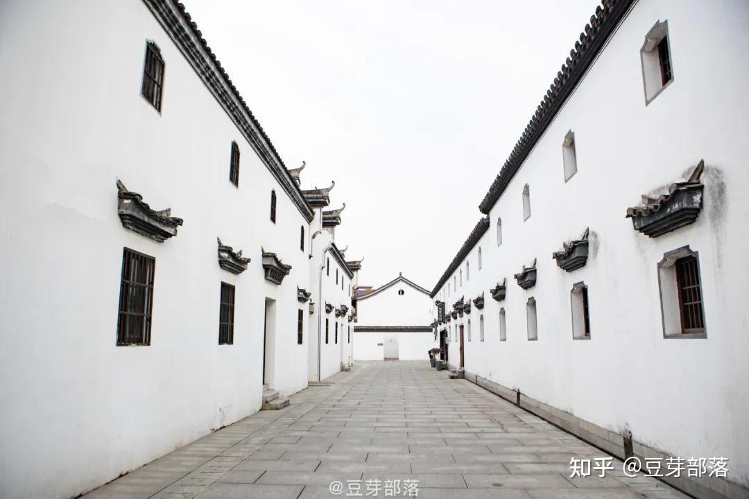 藏风纳月充满着浓重的市井生活气息现代与古建筑和谐依存,极具活力