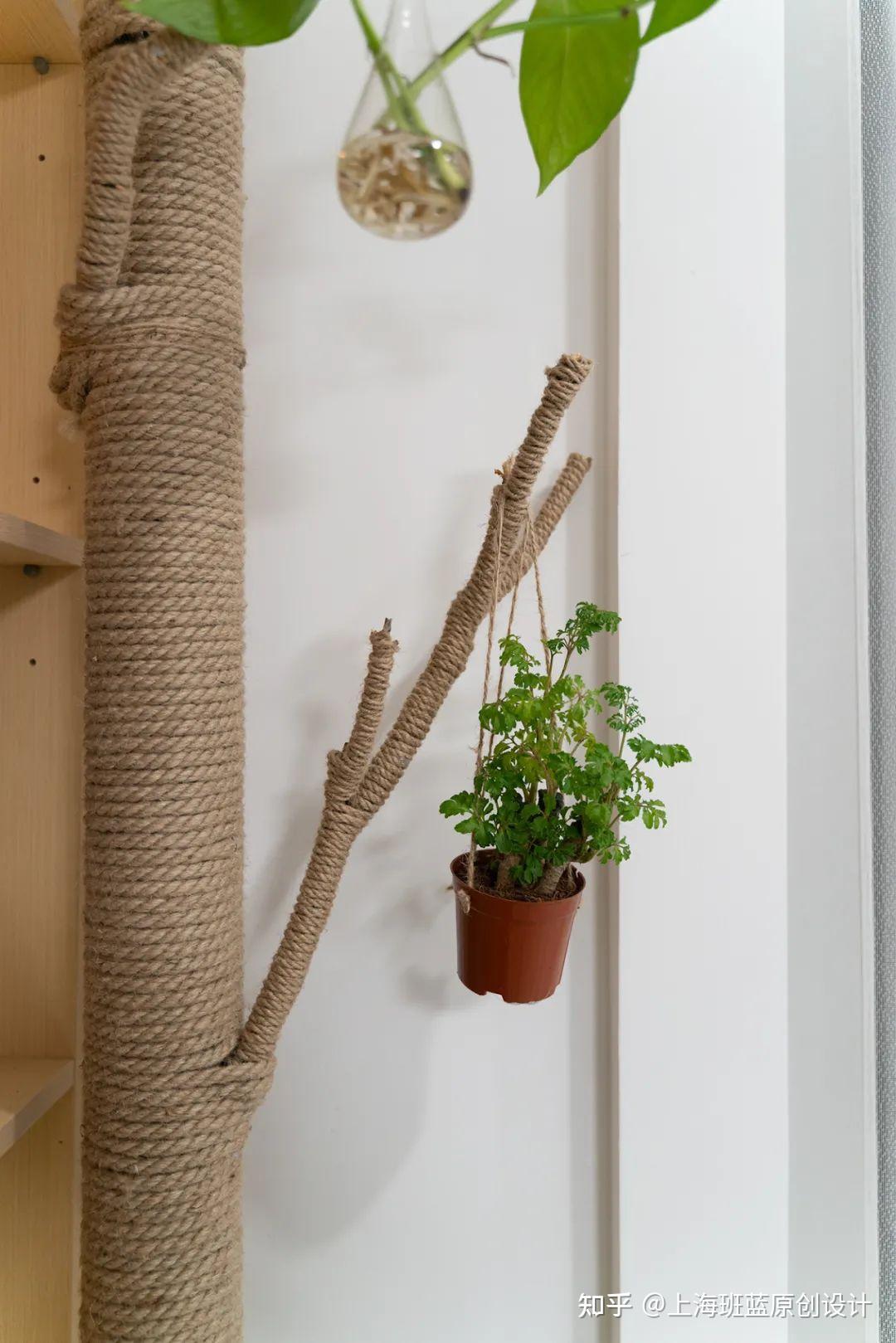 展示区,为更好的利用空间,我们选择把下水管道外露,用隔麻绳层层缠绕