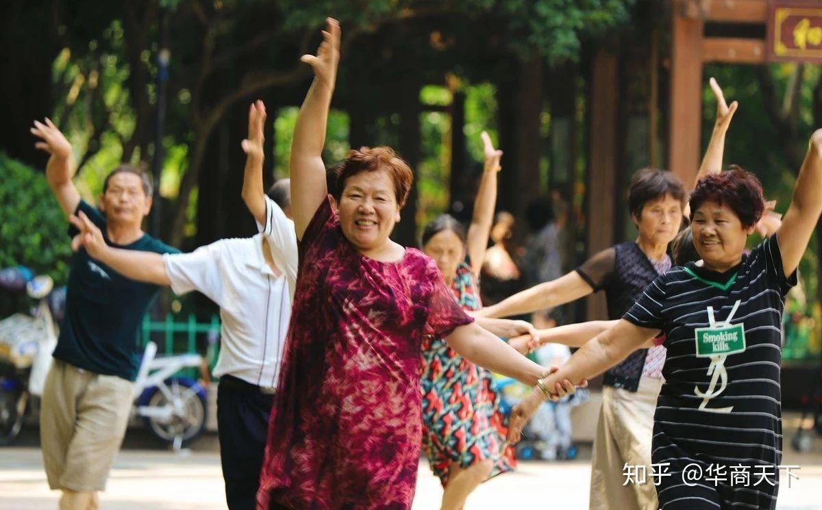 甩鞭大妈图片