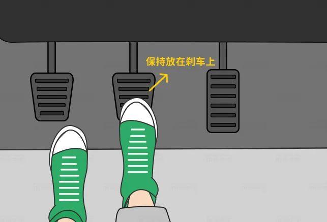 新手必看开车时如何避免把油门当刹车踩呢