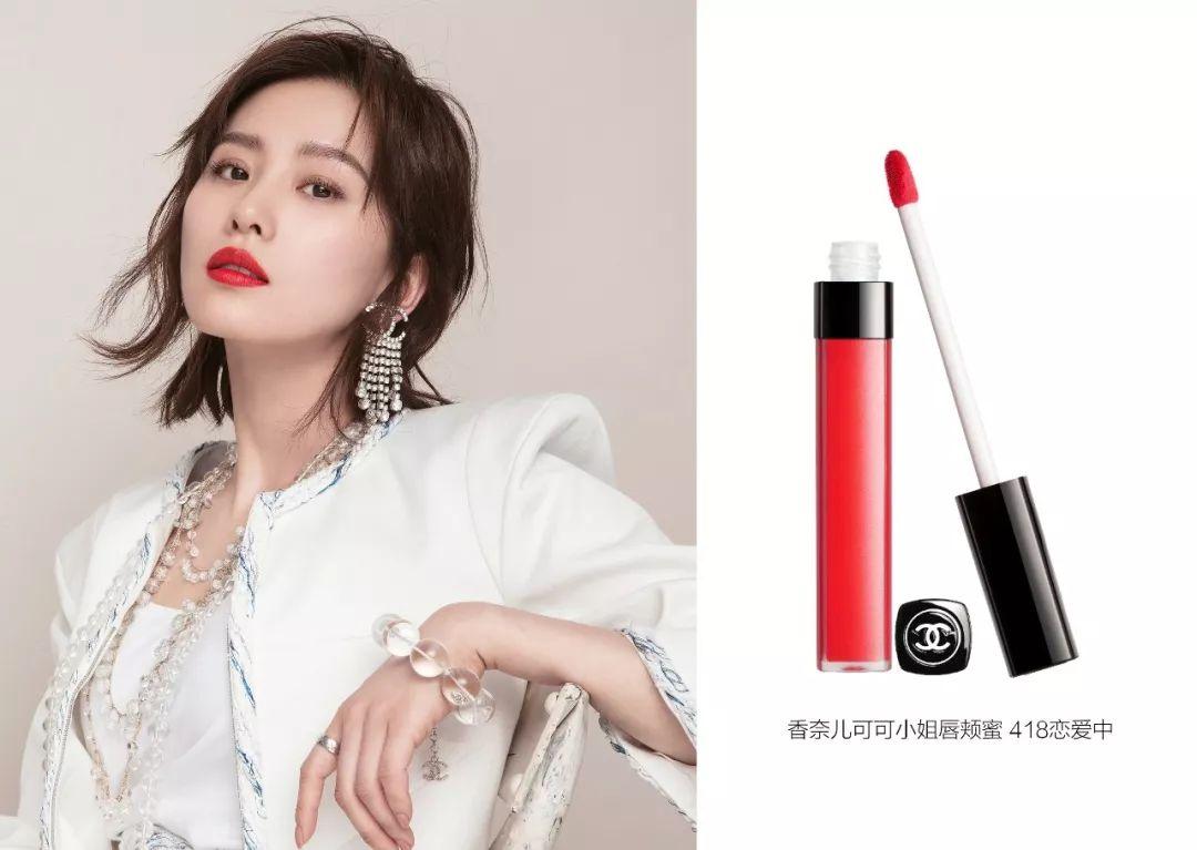 诗诗还特别贴心地在我们面前开了化妆包,一众工作人员对女明星"包里都