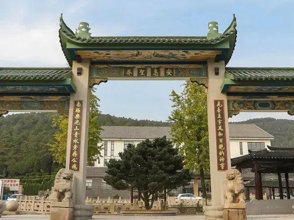 横泾公墓是经江苏省民政厅批准的一级公墓,坐落在吴中区尧峰山脚下,与