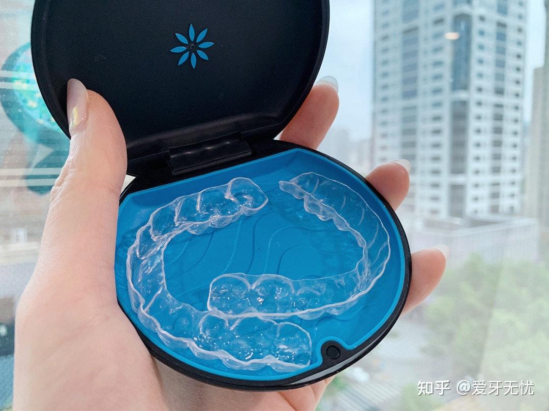 哈雷保持器——由树脂材料和几条可以调节的弓丝构成,树脂基托钢丝