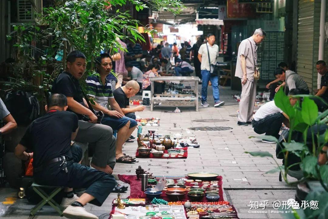 于是只能去看看成都的普通地摊旧货市场,有文章把高升桥文物古玩市场