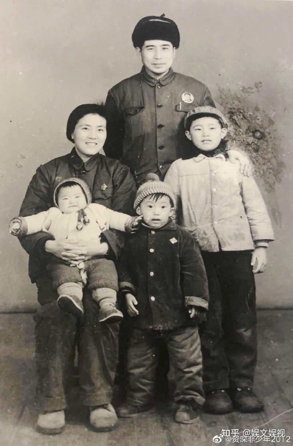 89岁张良拄拐杖与87岁夫人王静珠合影，61年相濡以沫，岁月静好 - 知乎
