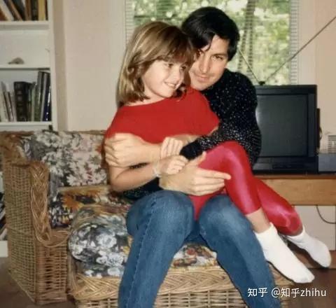 两个姐妹都叫艾琳(1995年8月)和伊芙·乔布斯(1998年)