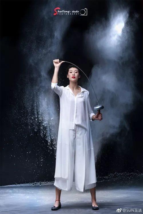也是长腿美女生活中的女剑客们都是超模秦雪,中国击剑运动员