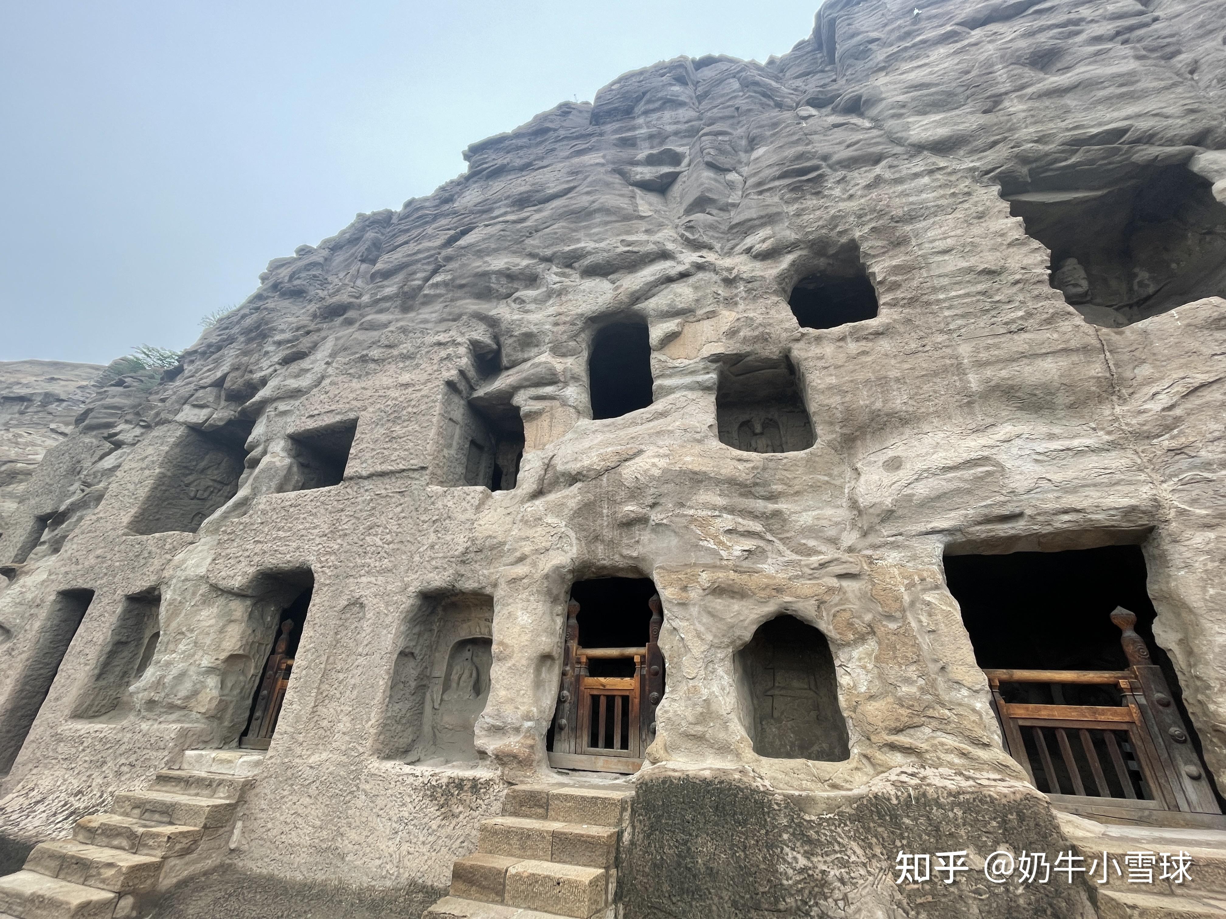 云冈石窟位于大同市云冈区,相较主城区较为偏远,附近有公交车站云冈站