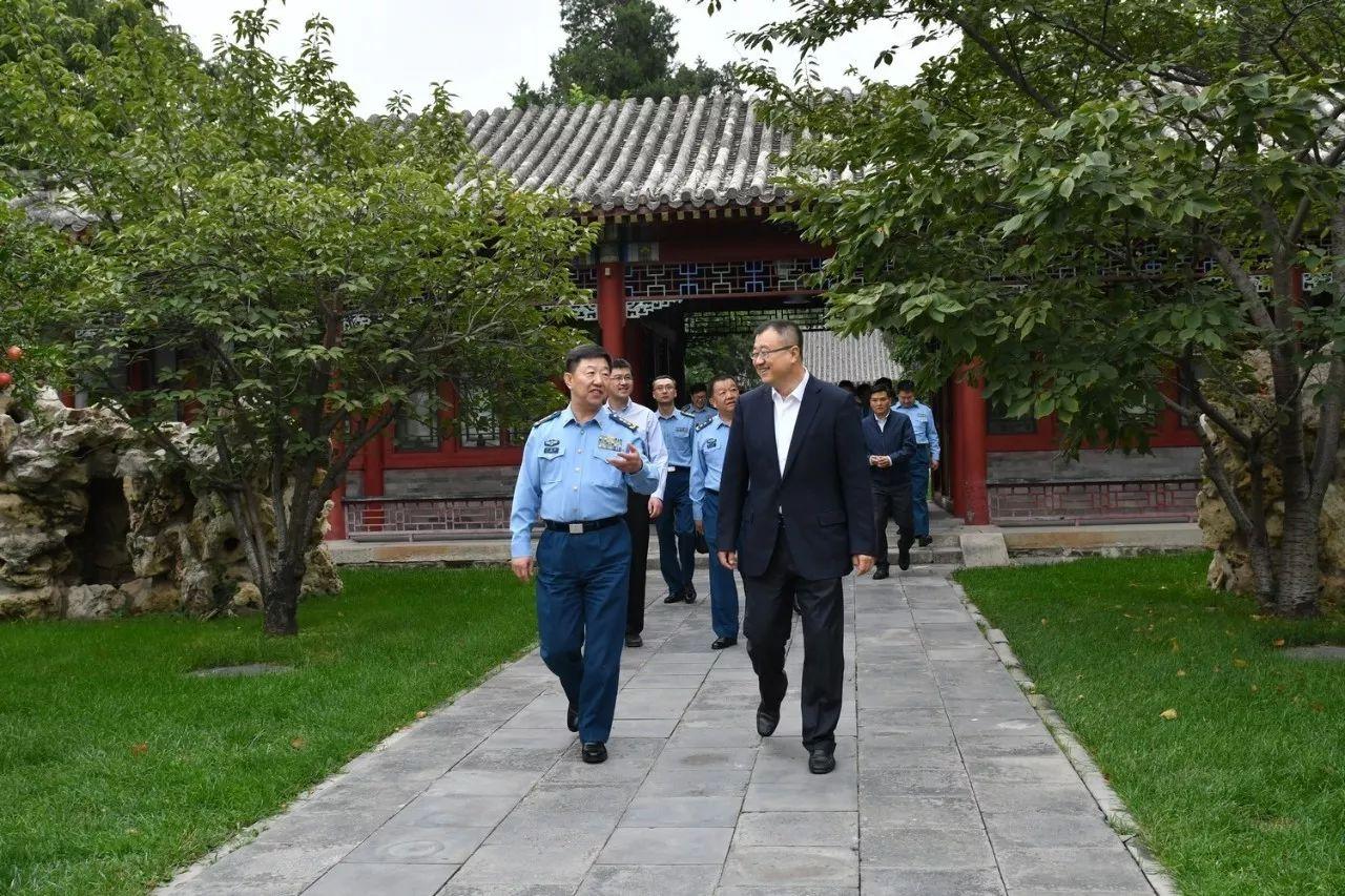 空军政委于忠福上将到北大清华围绕军民融合培养飞行学员调研