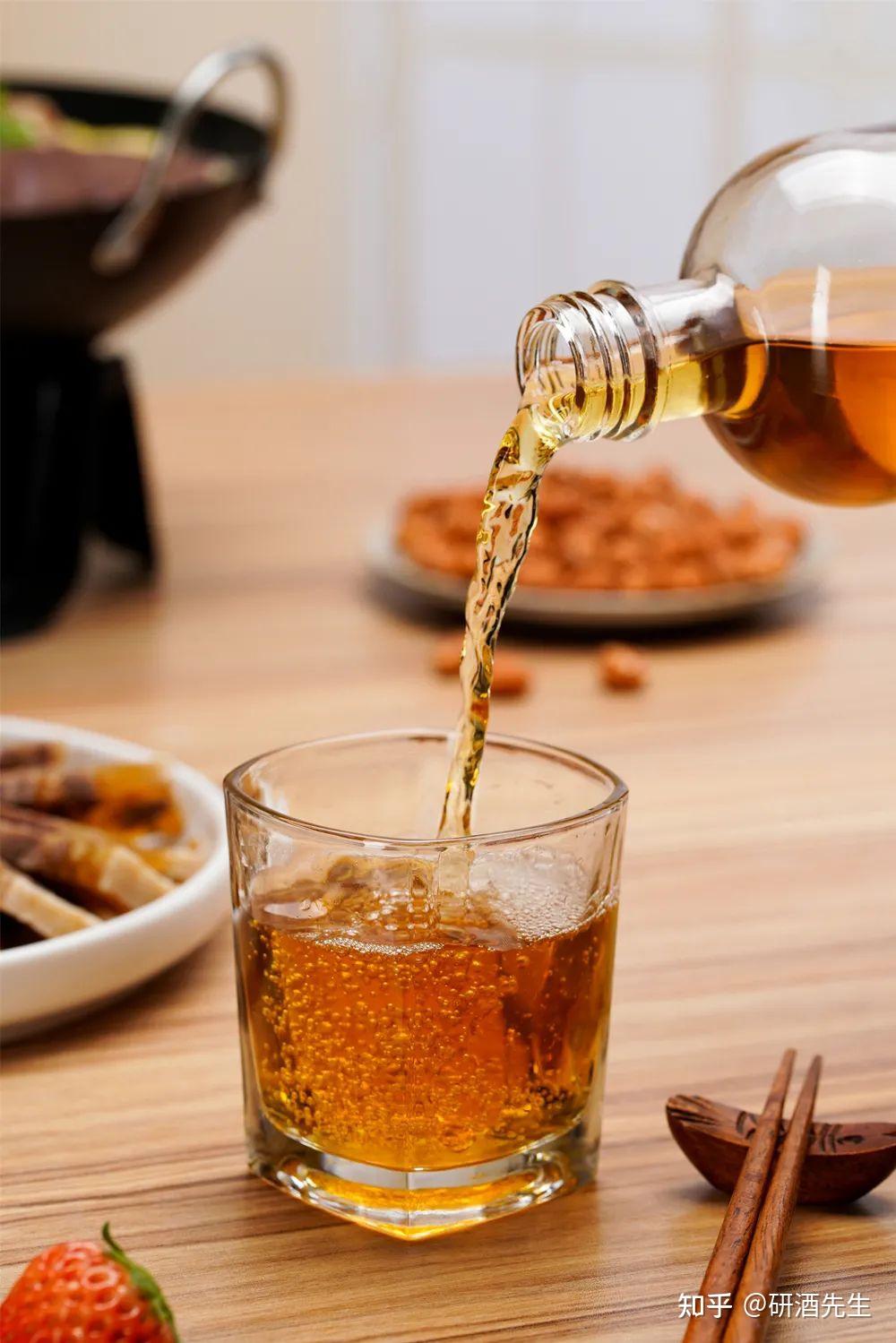 这款半干型黄酒,加了冰后味道提升了一个等级