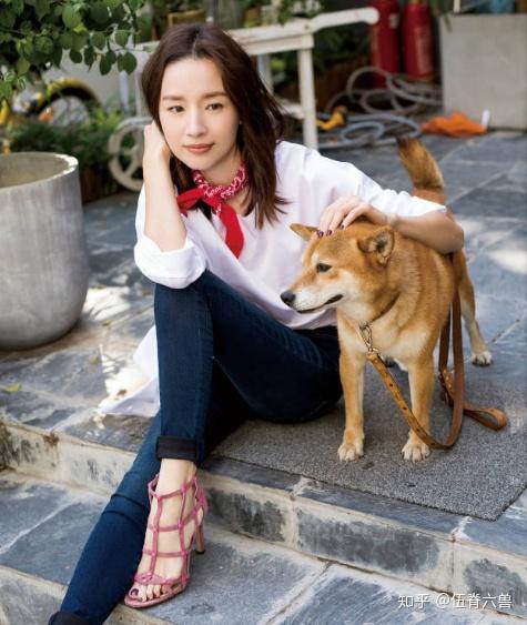 享亲子时光董洁接儿子顶顶放学母子俩感情超好一直手牵手