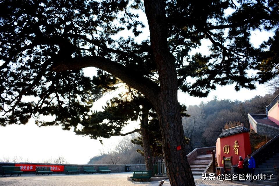 妙峰山上的娘娘廟(即惠濟祠)等廟宇群始建於遼金時代,三處廟宇群(靈感