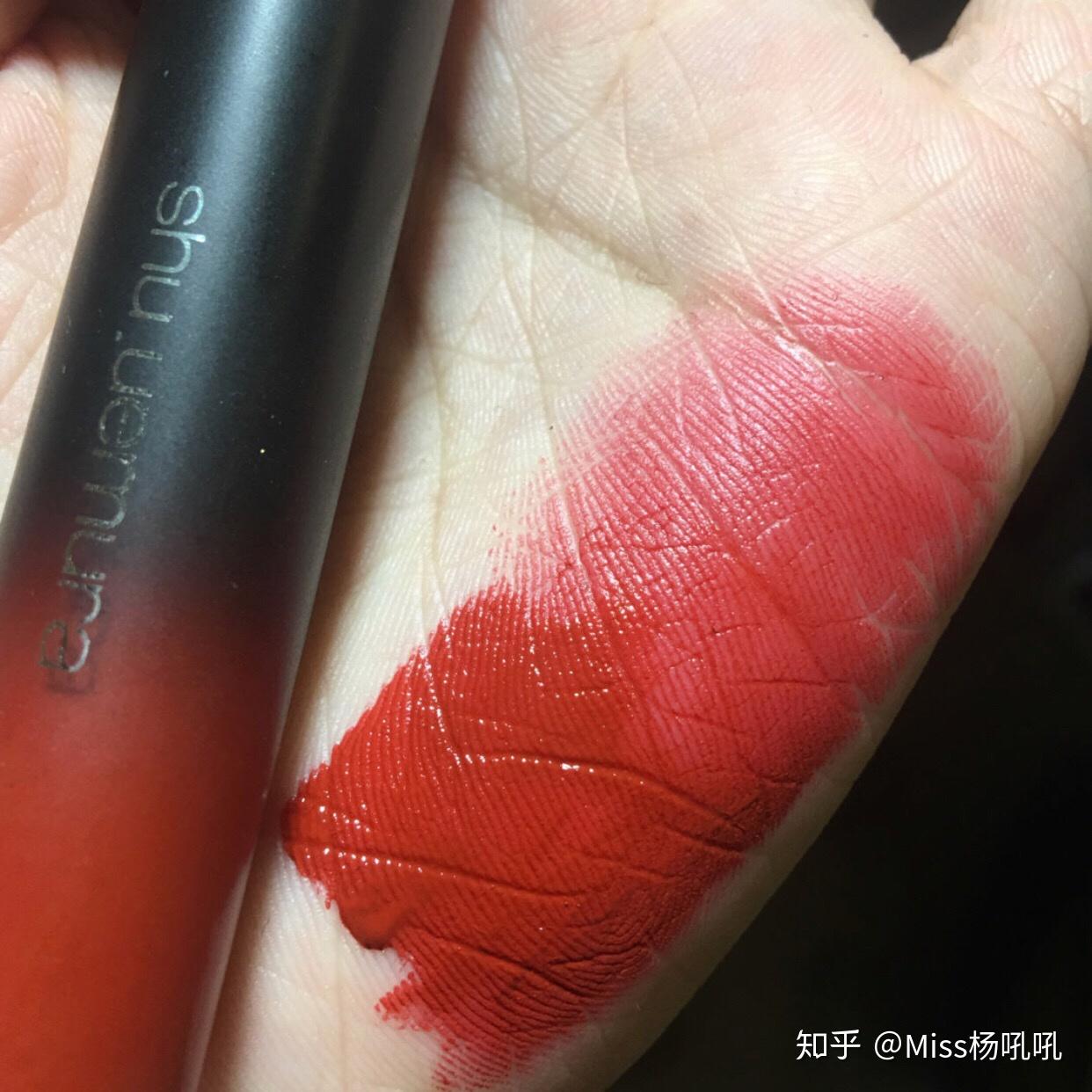 植村秀漆光唇釉mor01什么色?红红火火的猪年可以了解一下!