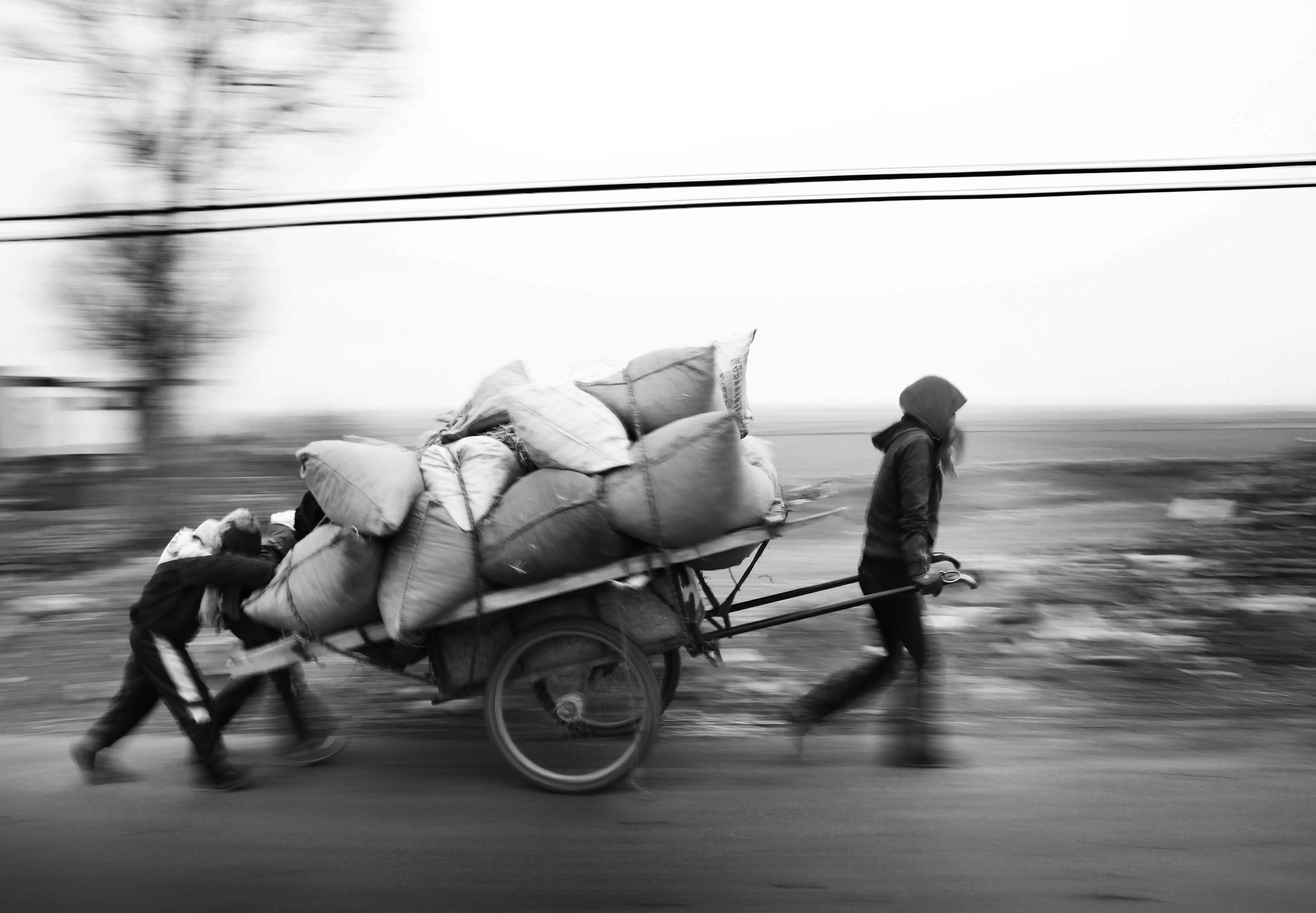 吕志俊河西女人第一届甘肃现代摄影艺术展览优秀摄影作品
