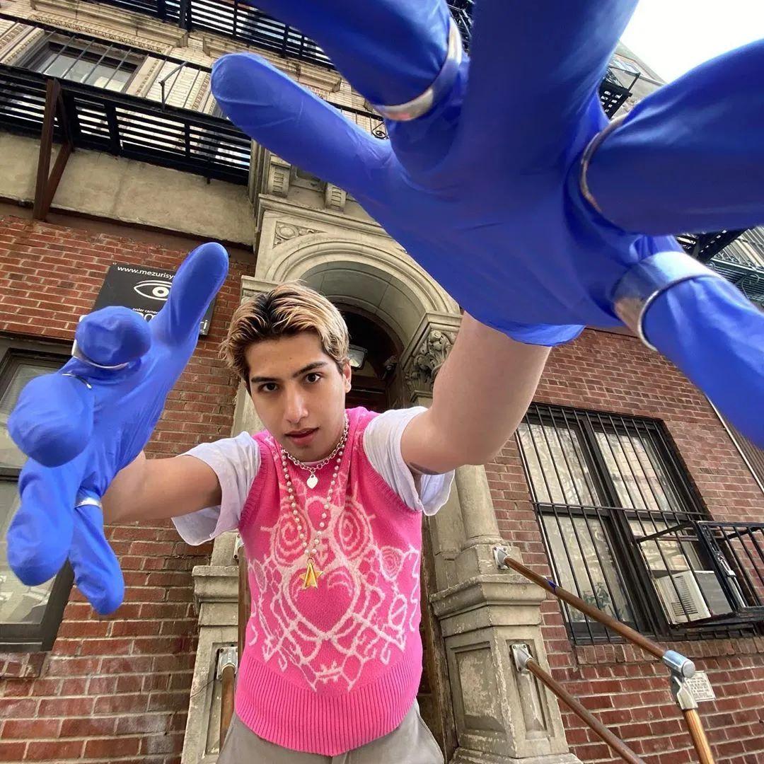 upopfunkyboy追星追成超级新星身高193的混血kol成名史