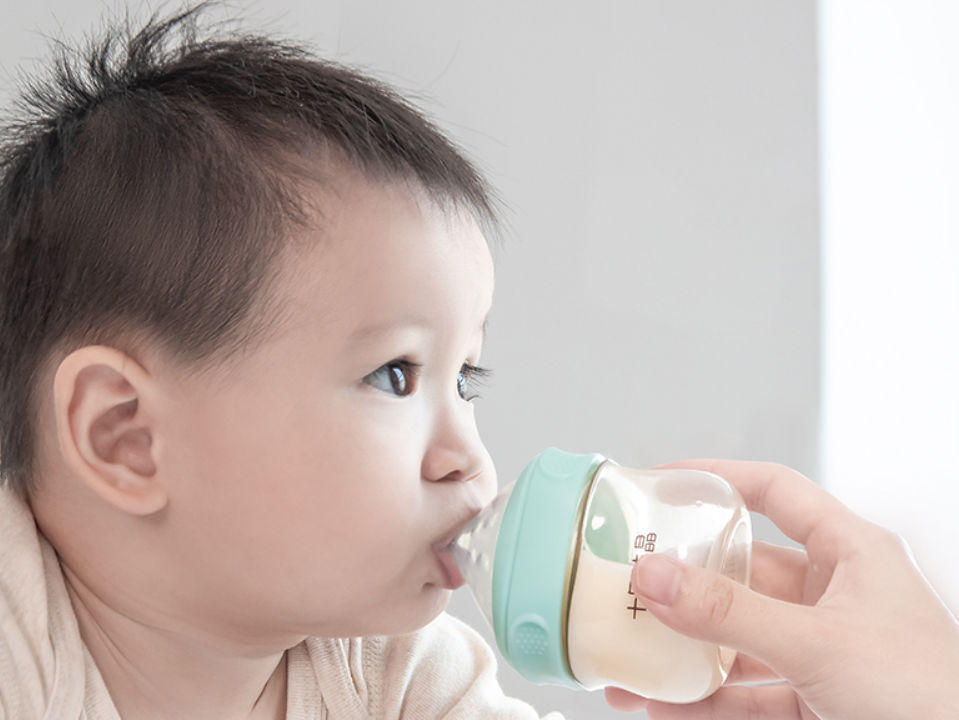 奶瓶与婴儿的角度图片图片