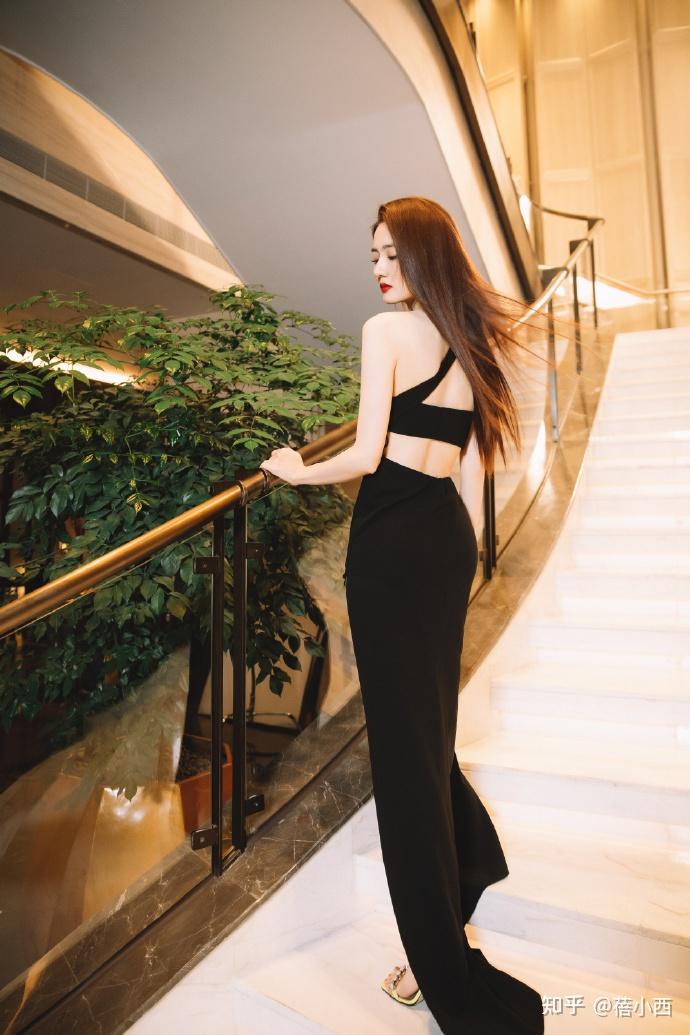 又被徐璐惊艳了穿红色吊带裙烫卷发扮在逃公主又美出圈了