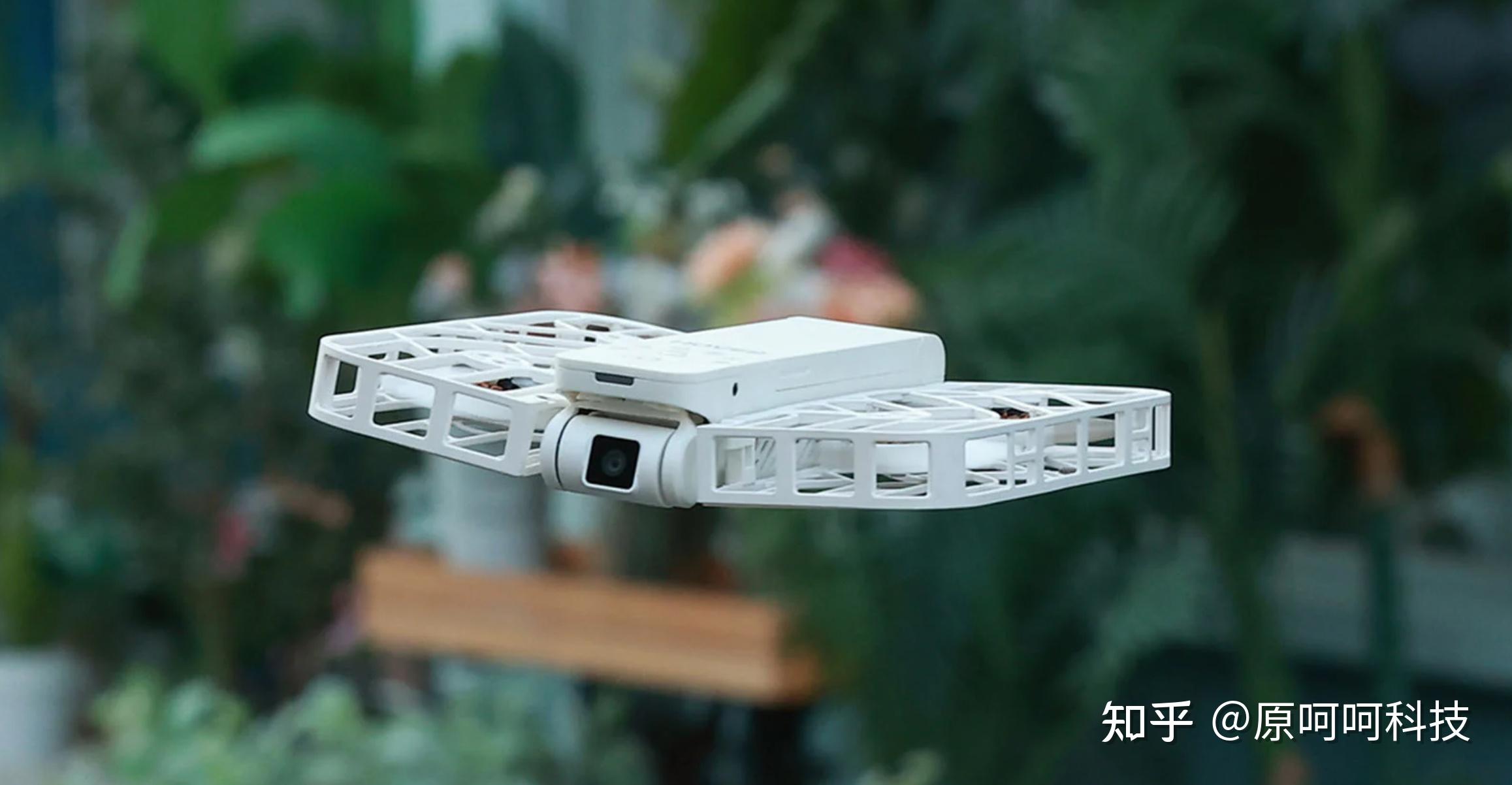 这款迷人的小型无人机大小适中,可以轻松放入手掌中.