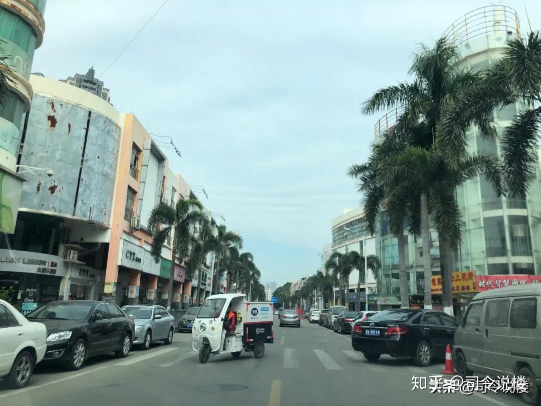 楼下不远处的宏威路口,每晚都有一百数十人跳广场舞,顺带满足了家中