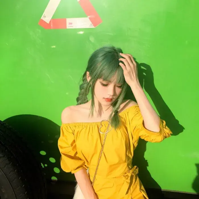 除了墨绿,最受欢迎的要属青绿发色了,显温柔又不会浅的像薄荷绿一样难