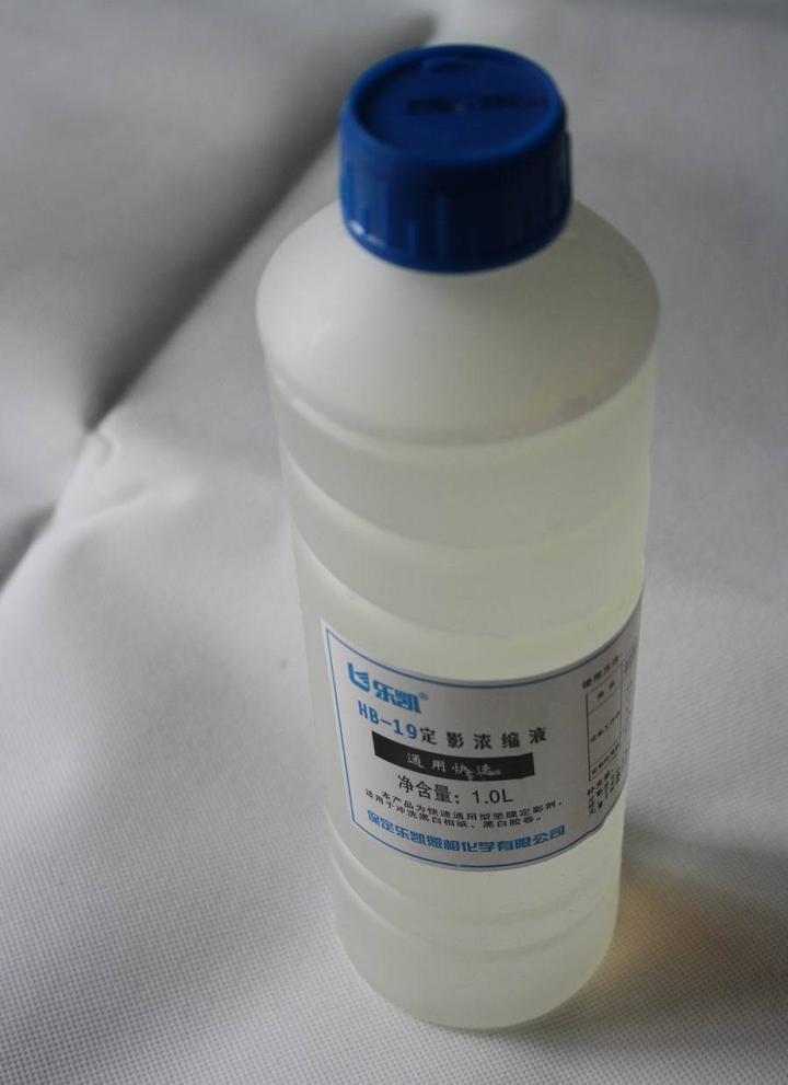 大哥运动完回宿舍,可能是太渴,拿起舍友装显影液的水瓶咕嘟咕嘟灌下肚