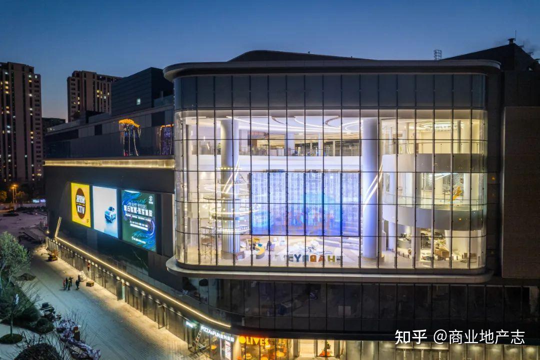 位于览秀城东北角的城市会客厅是一个3-5层挑空的
