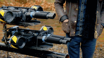 面对机器人的炮火连天, 主持人当场表示自己并不「敢动」, 因为他简直