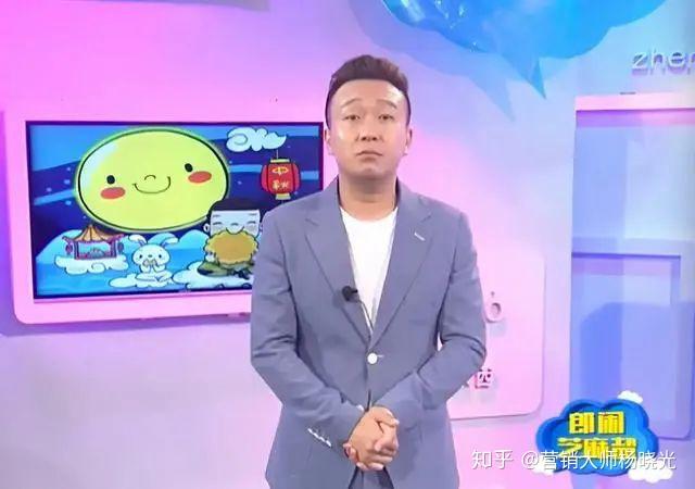 作为一名80后,他很有才华,曾主持过新闻脱口秀节目《郎闲芝麻盐》