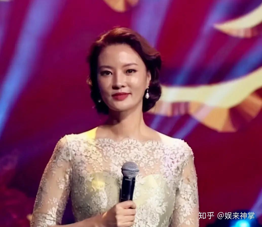 央视主持人刘芳菲现身活动，身材发福却依旧年轻，42岁模样清秀_气质_风格_女性