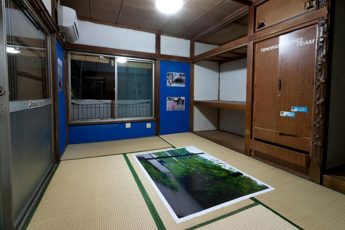 他收集了5万张被扔掉的照片堆成了一座山原田裕规