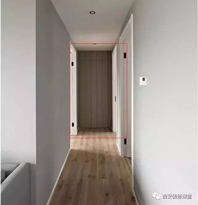 过道尽头木质背景设置,拉槽勾勒,卫生间做了隐形门设计▲电视墙突一