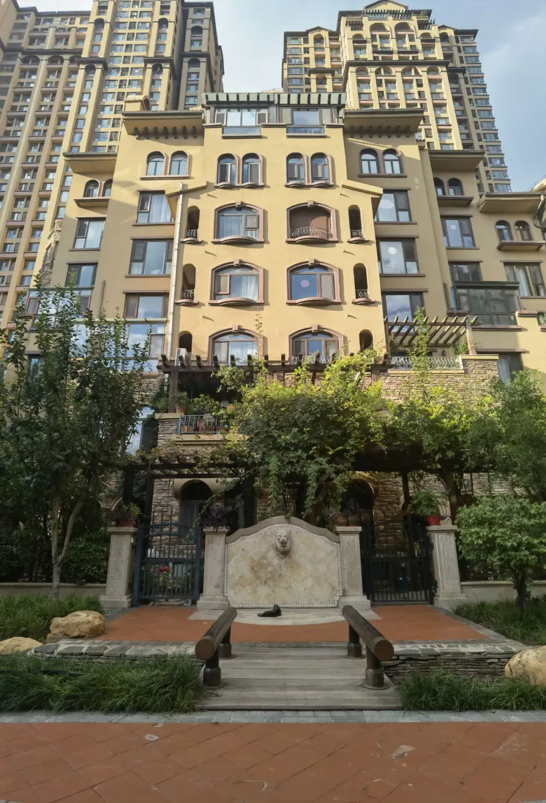 5环外一些小区为主,一室的天花板在阿尔卡迪亚,中基礼域和名门华都.