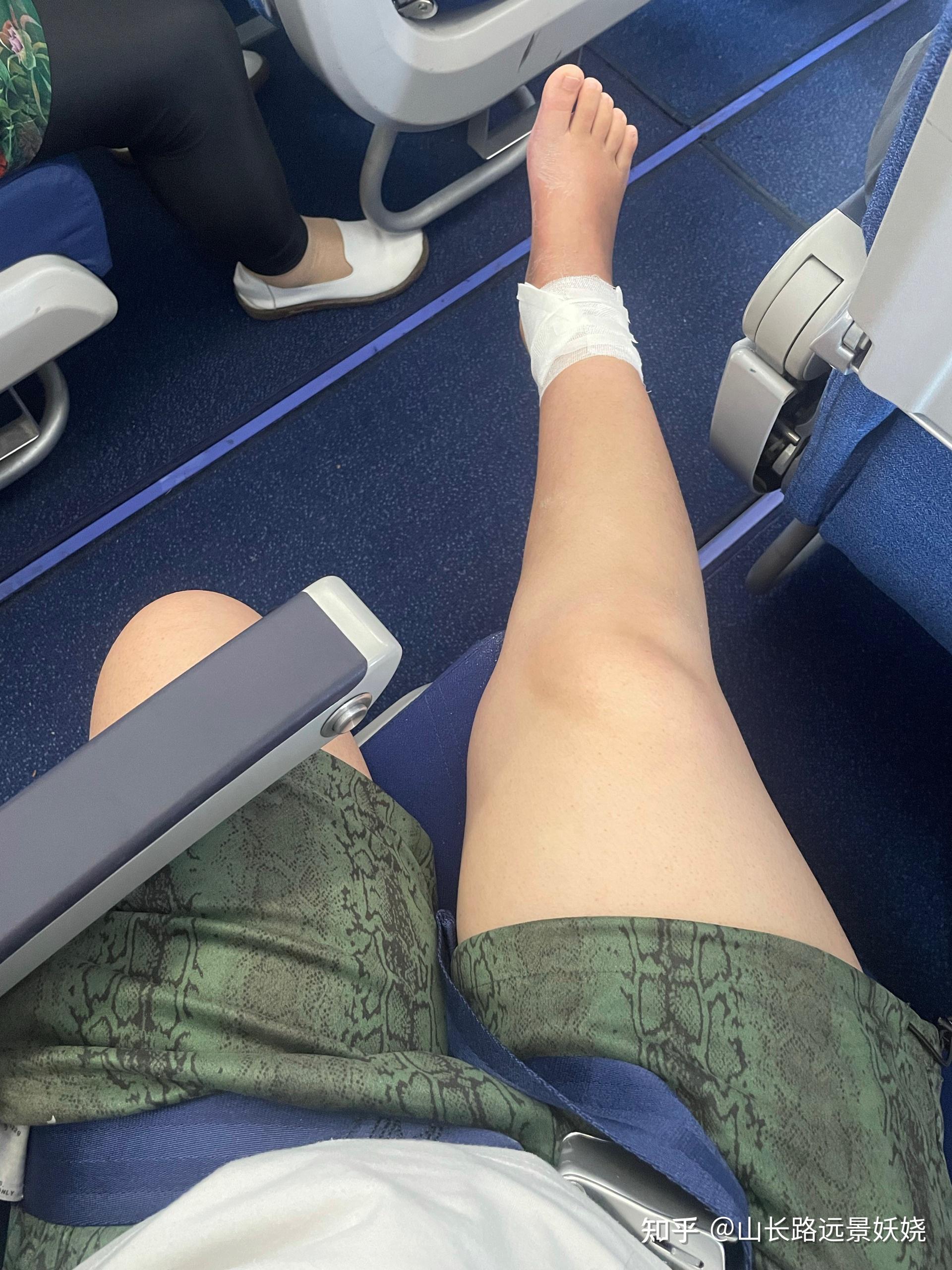 登机后空姐小姐姐会帮忙扶到座位.