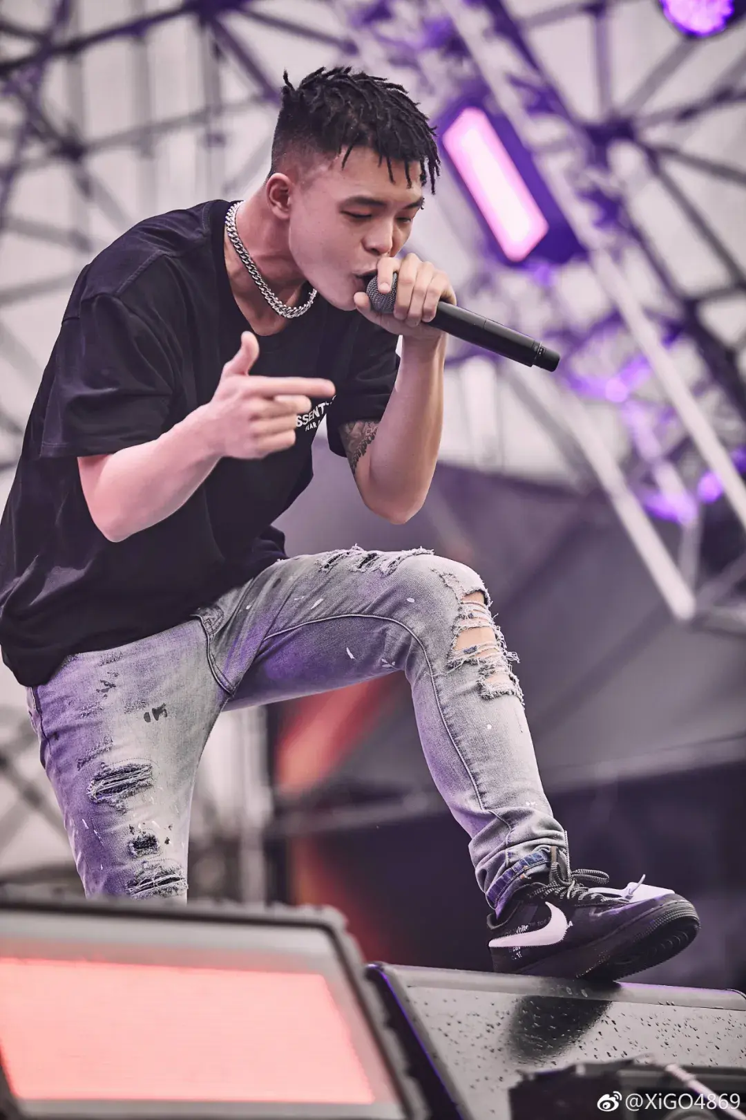 battle mc出身的他嗓音极具粗犷而有力,也曾经在2013,2014年蝉联iron