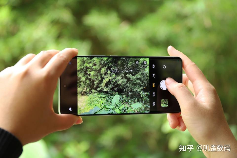 今年也可以说是绿色手机扎堆爆发的一年,各大手机厂商都推出了这家的