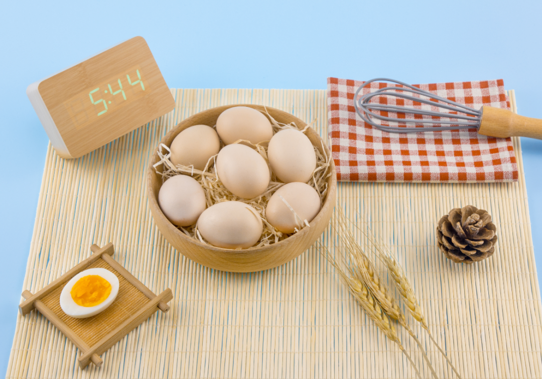 第三类食物就是蛋制品,比如说睡前加餐一碗鸡蛋羹,搭配一点坚果,也是