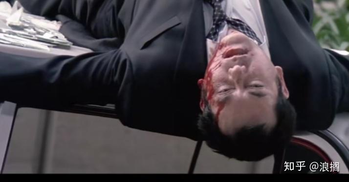 直到自己为了查出黑帮内鬼而让同事跟踪黄警司后,黄警司被黑帮暴揍