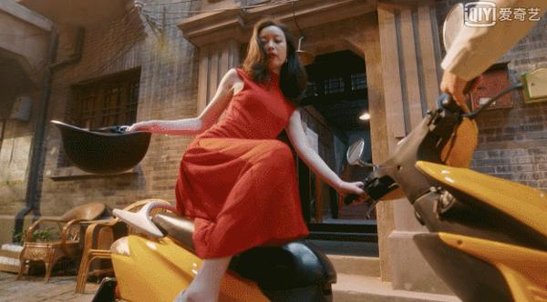 流金岁月热播倪妮红裙大热跟着朱锁锁学红裙高级穿搭