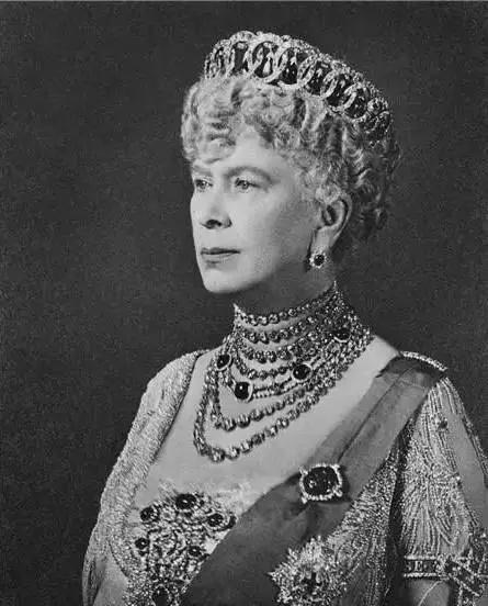 玛丽王后佩戴着她的绝世珠宝玛丽王后与乔治五世大婚