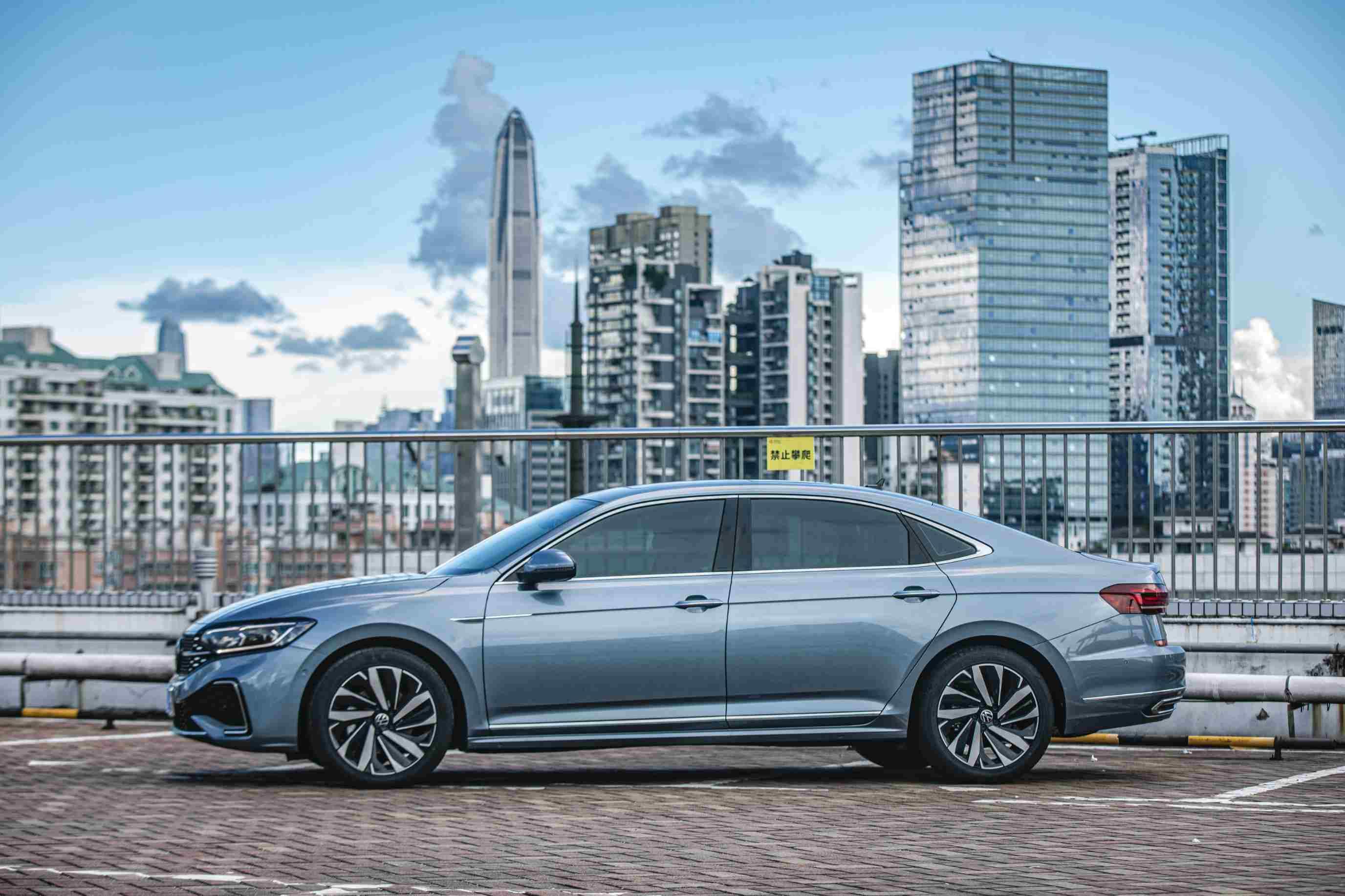 2022款新帕萨特家族,首次采用了双前脸的外观设计,分为精工格栅版和