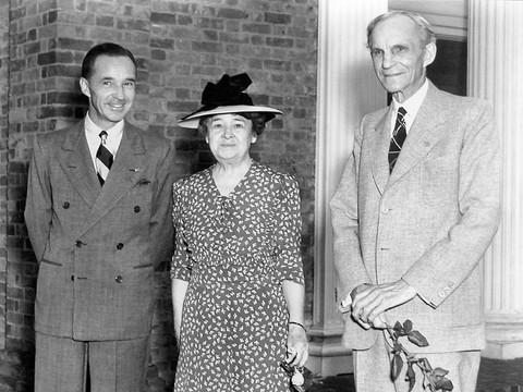 幼时的埃德塞尔与父亲亨利·福特驾驶f型车幼时的埃德塞尔与他的母亲