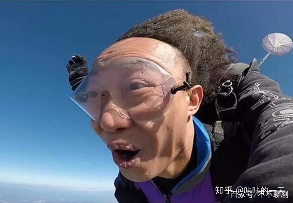卷发:   curly hair