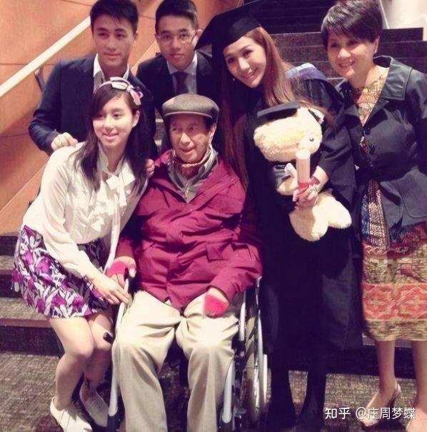 其中招募的一个女医护人员,就是邓咏诗,她作为护士月工资10000港澳元