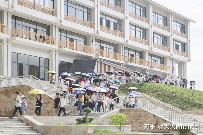 廣西城市職業大學初見各班主任帶2019級新生參觀校園