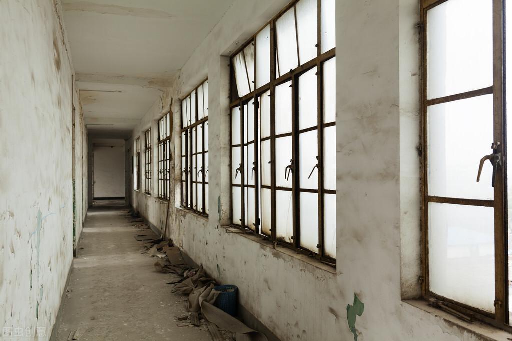 嫂子在镇上办公他住的地方有个女人上吊自杀了而我