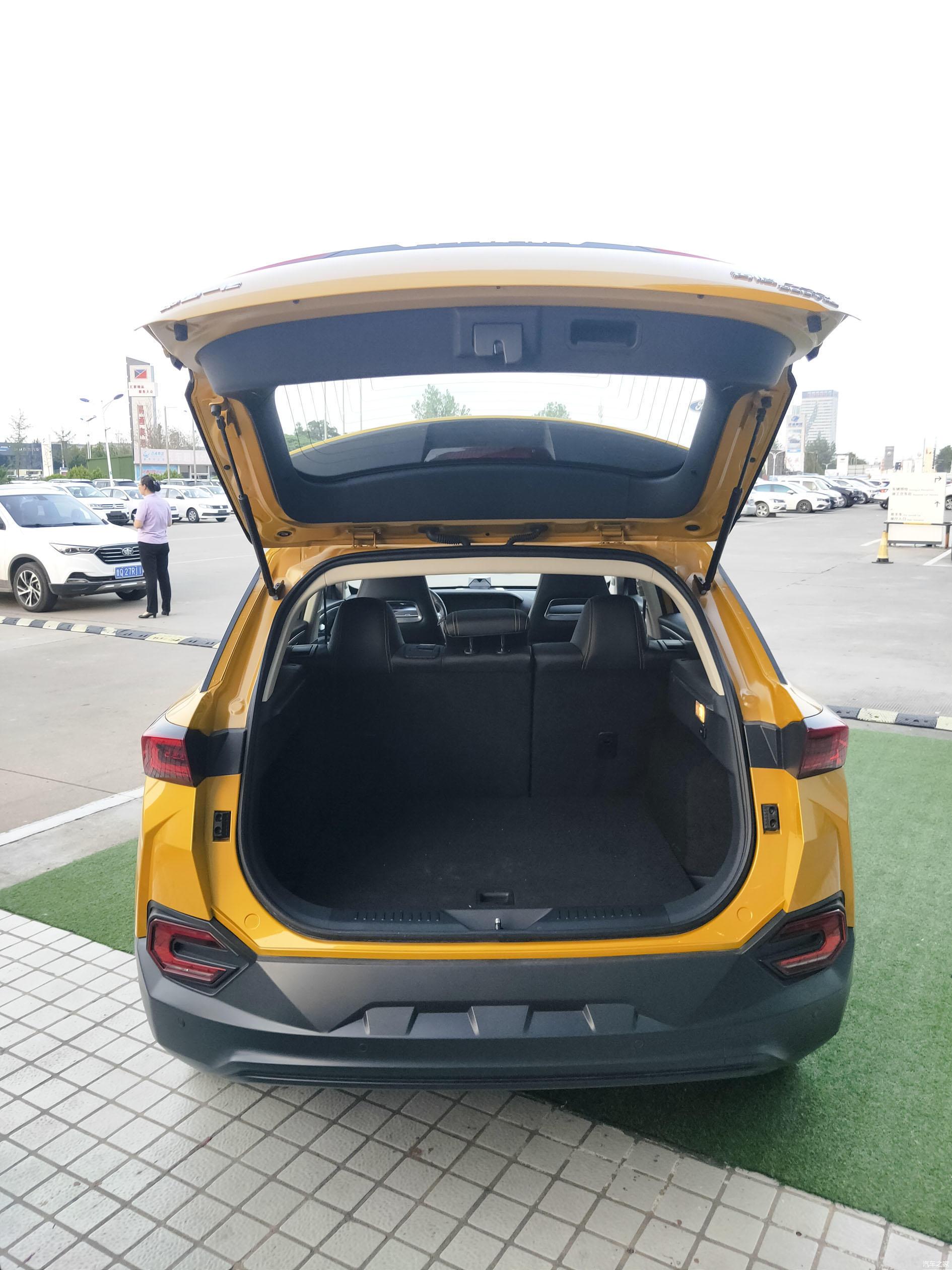 后备箱的开口角度很大,开启高度稍高,对于身高不高的人,在关尾门的